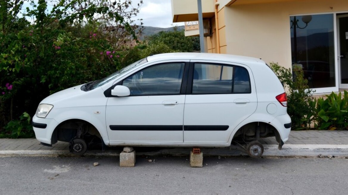 Έκλεψαν τις ρόδες από δυο οχήματα και τα πυρπόλησαν