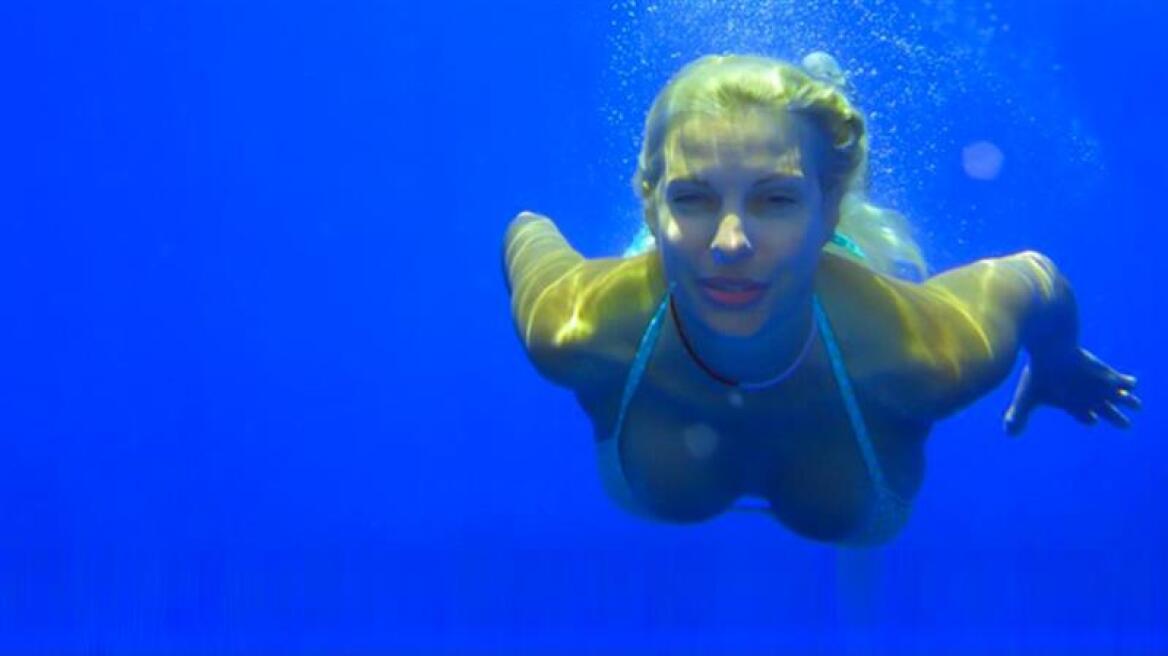 Το σέξι πλεκτό μαγιό της Ελένης Μενεγάκη 