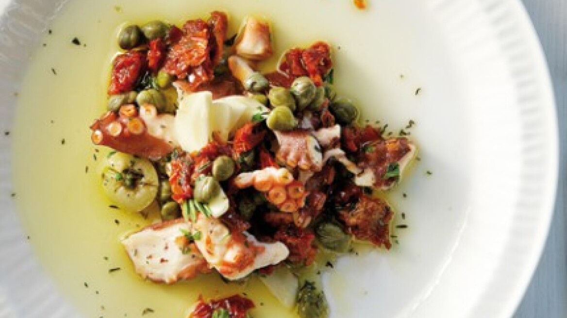 Χταπόδι ξιδάτο με λιαστές ντομάτες από τη Σύρο