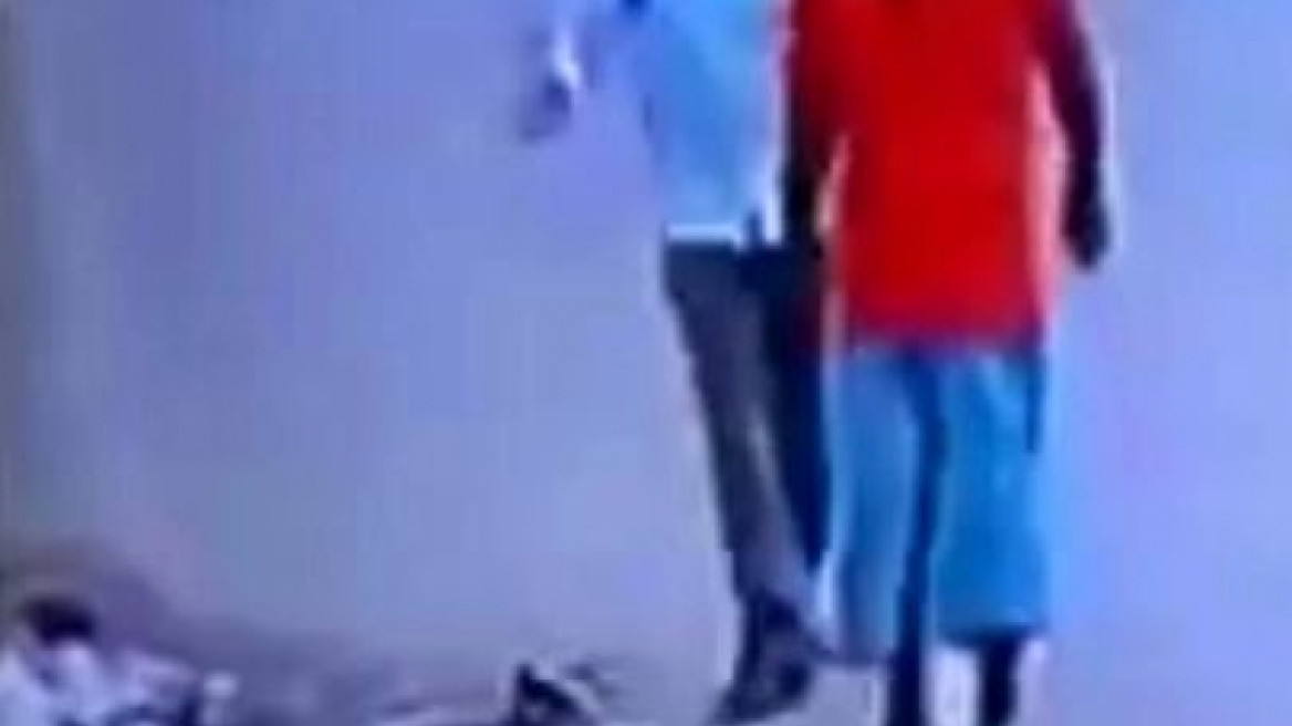 Πεθαίνει στο δρόμο και δεν τον βοηθά κανείς - Ο μόνος που σταματά του κλέβει το κινητό