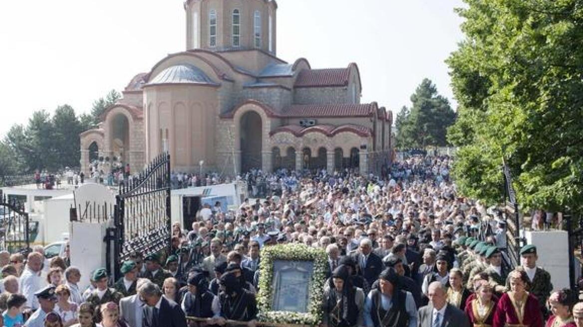 Σε κλιμάκιο του ΣΔΟΕ επιτέθηκαν μικροπωλητές στην Παναγία Σουμελά 