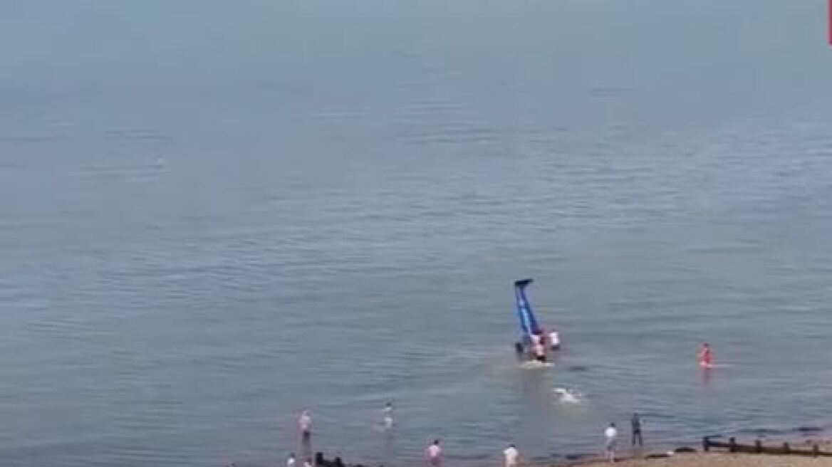 Βίντεο: Η στιγμή που ένα αεροπλάνο συνετρίβη στη θάλασσα