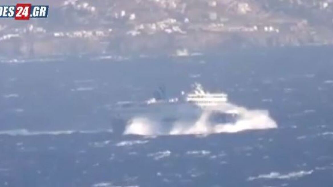 Βίντεο: Τεράστια κύματα «σκεπάζουν» SuperFerry στο στενό Τήνου - Μυκόνου 