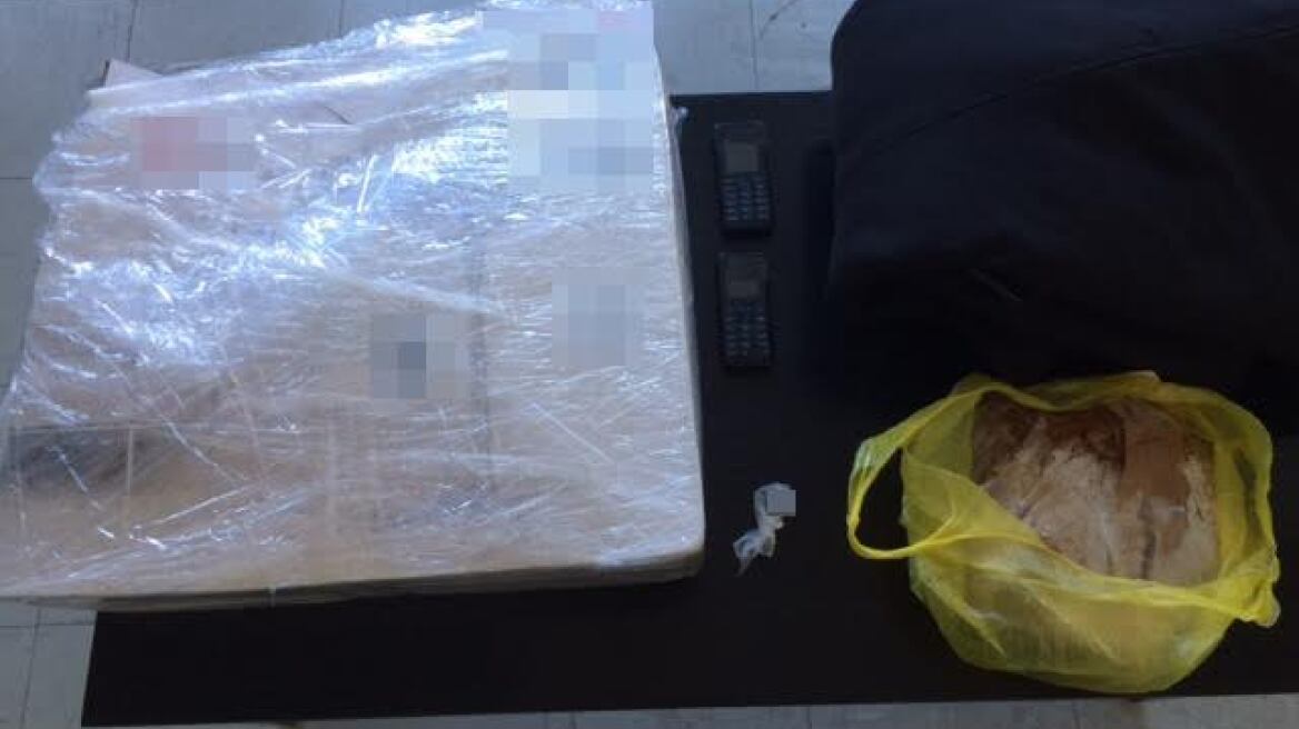 Μέσα σε ρούχα έκρυβε σχεδόν ένα κιλό χασίς!