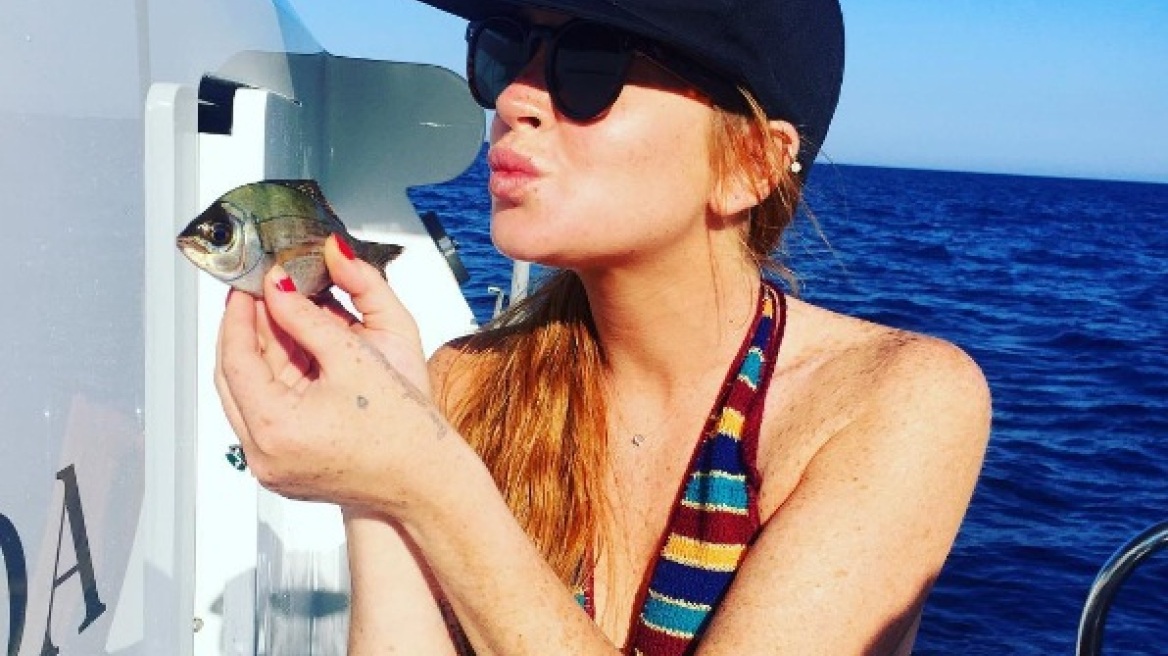 Λίντσεϊ Λόχαν: Ξεπερνάει τον πρώην με βουτιές στη Σαρδηνία