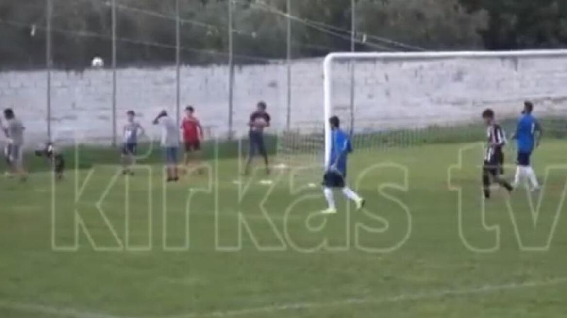 Βίντεο: Σέντρα ξάπλωσε ανυποψίαστο πιτσιρικά σε αγώνα τοπικού