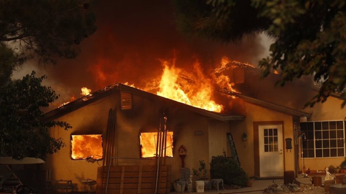 Thousands evacuated as California wildfire spreads (photos)