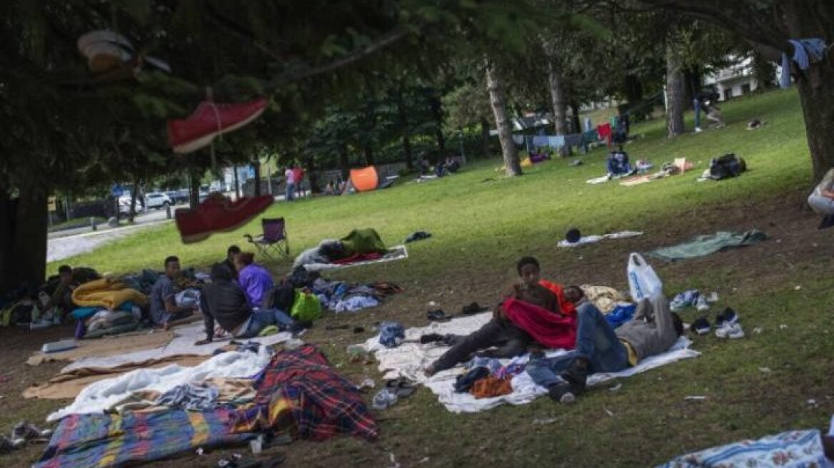 Η Ιταλία επιχειρεί να «μαζέψει» την «Ειδομένη» στα σύνορα με την Ελβετία