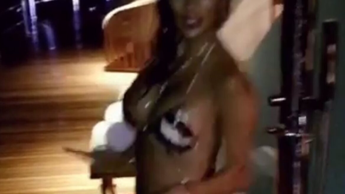 Nicole Scherzinger in skimpy bikini (video)