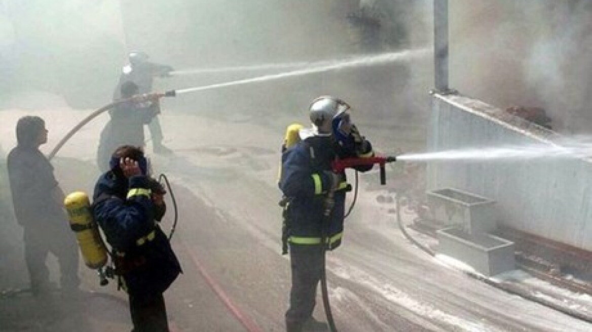 Μαίνεται η φωτιά στην αποθήκη στη Βάρης Κορωπίου 