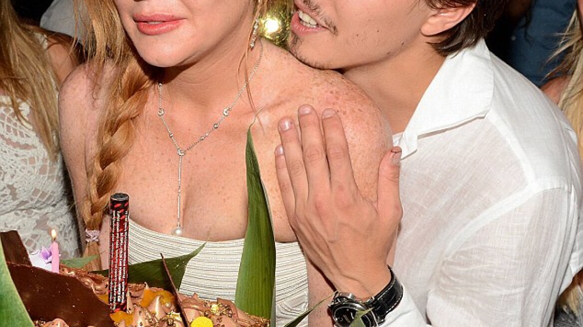 Lindsay Lohan: Ποζάρει με το μονόπετρο που της χάρισε ο Egor Tarabasov