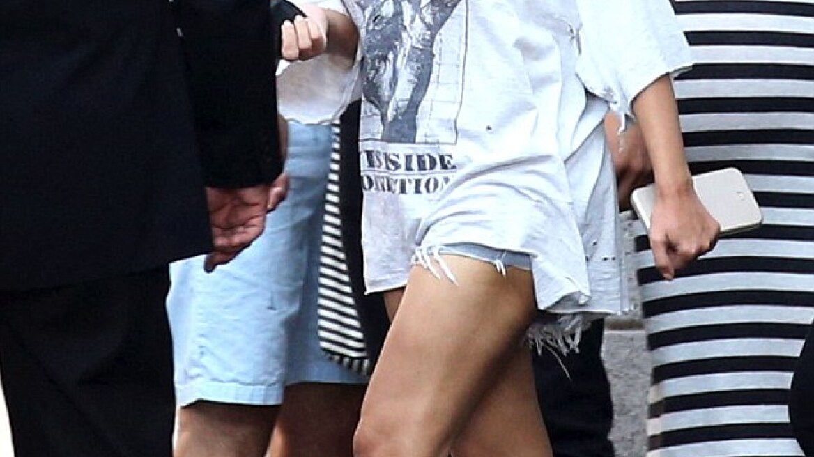 Kim Kardashian: Με «καυτό» σορτσάκι σε φιλανθρωπική εκδήλωση 