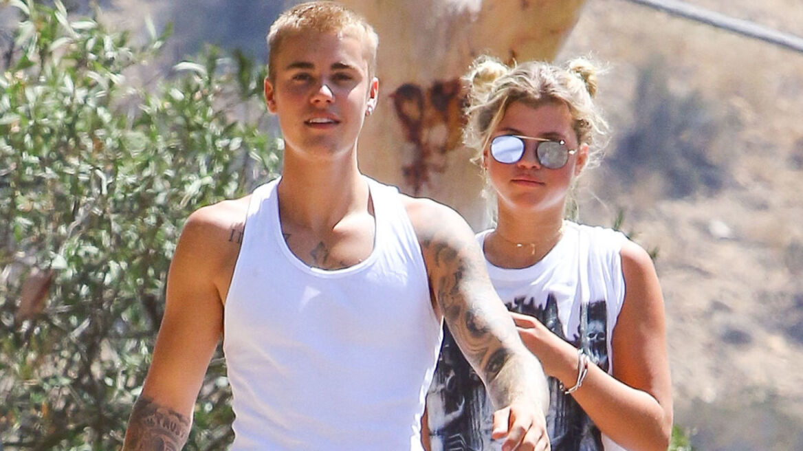 Το κορίτσι του Justin Bieber εμφανίστηκε με άλλον συνοδό