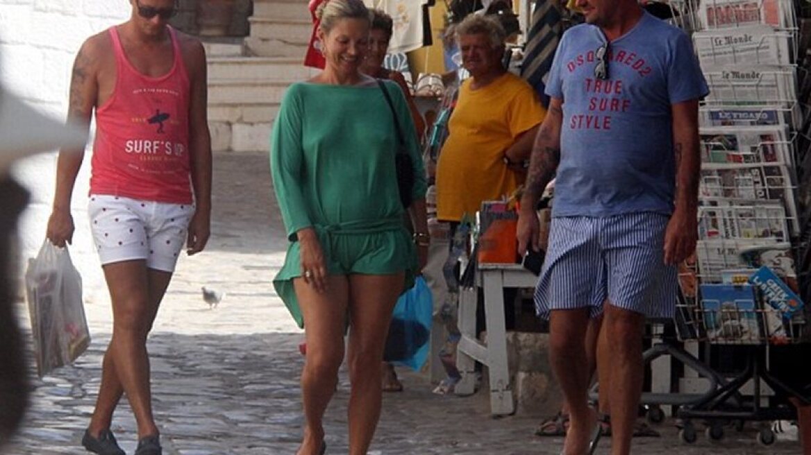Kate Moss bra-less in Athens (photos)