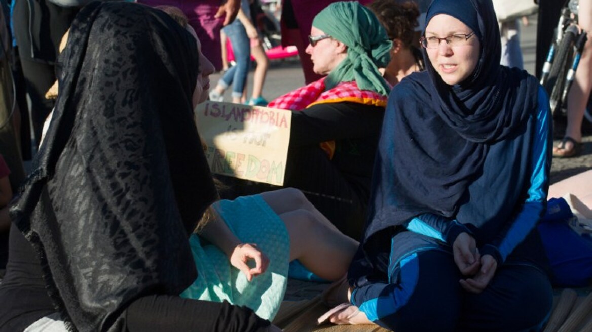 Σαρκοζί: Θα απαγορεύσω πλήρως το μπουρκίνι αν εκλεγώ πρόεδρος της Γαλλίας