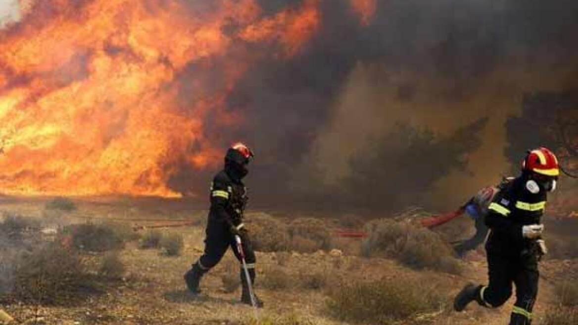 Χωρίς ενεργό μέτωπο η φωτιά στον Ασπρόπυργο - Σε ύφεση η πυρκαγιά στο Μενίδι