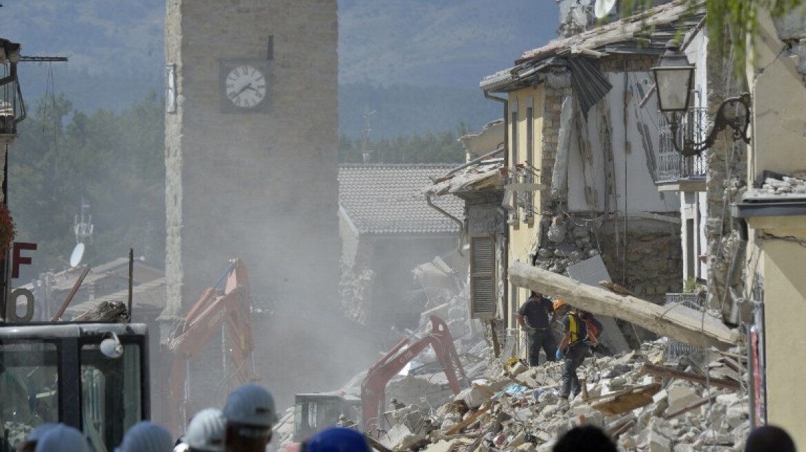 Ιταλία: Αφρικανοί πρόσφυγες σπεύδουν να βοηθήσουν τους σεισμόπληκτους