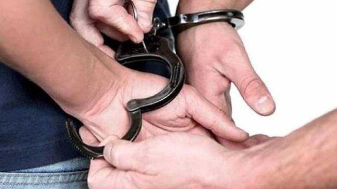 Αγρίνιο: Τα… έτσουζαν με ποτά που έκλεβαν από μίνι μάρκετ