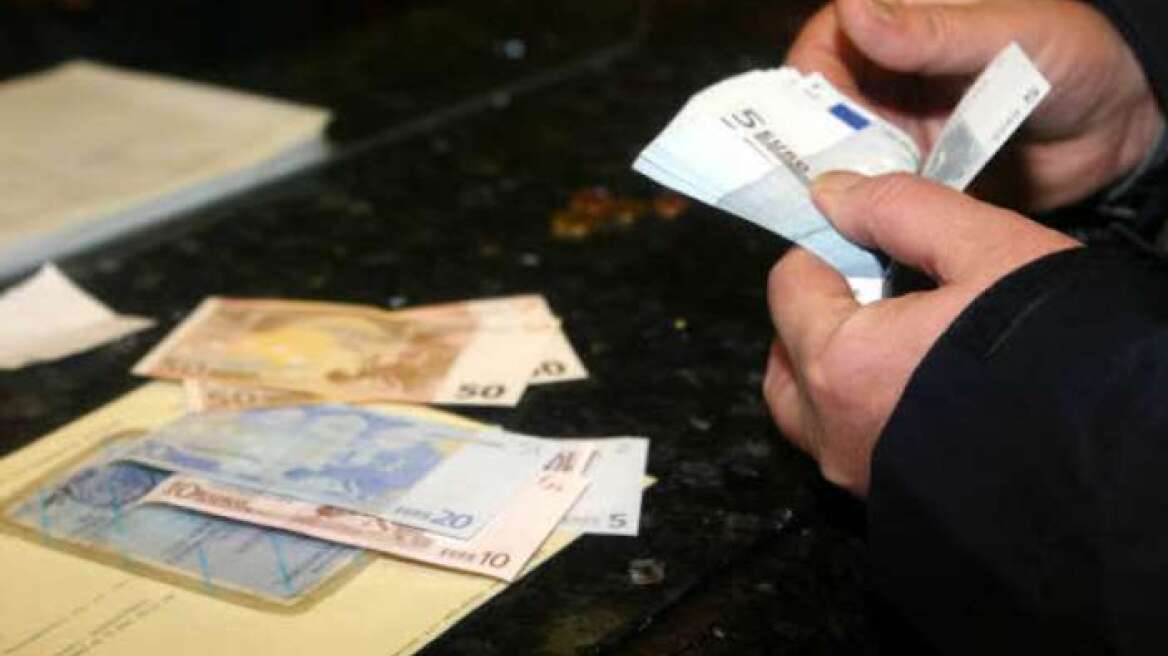 Η «συντριβή» των μισθών - Τα αποκαλυπτικά στοιχεία