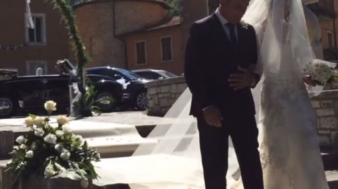 Ιταλία: Παντρεύτηκαν πάνω στα ερείπια που άφησε ο σεισμός