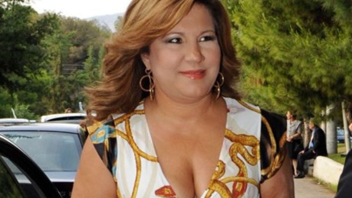 Η Δέσποινα Μοιραράκη με μαγιό στη σεζλόνγκ 