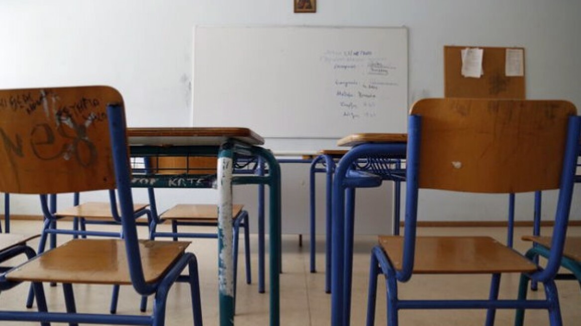 Γκάφα της κυβέρνησης απειλεί να αφήσει χωρίς σύνταξη χιλιάδες εκπαιδευτικούς