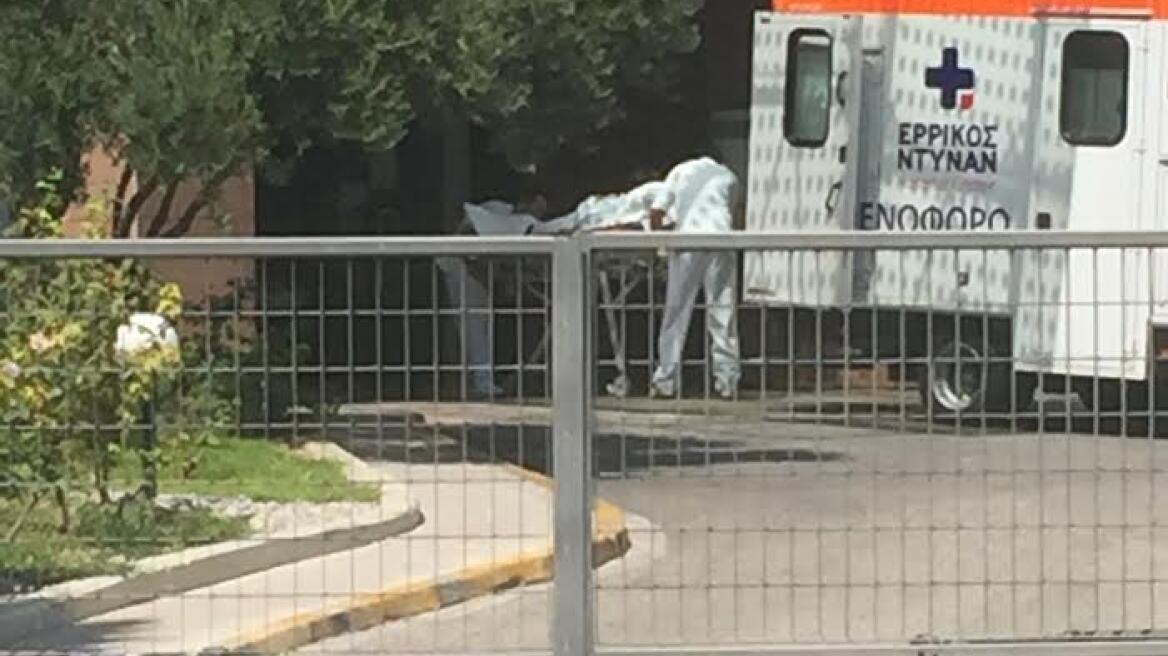 Τηλεοπτικές άδειες: Με ασθενοφόρο έφυγε μέλος της επιτροπής