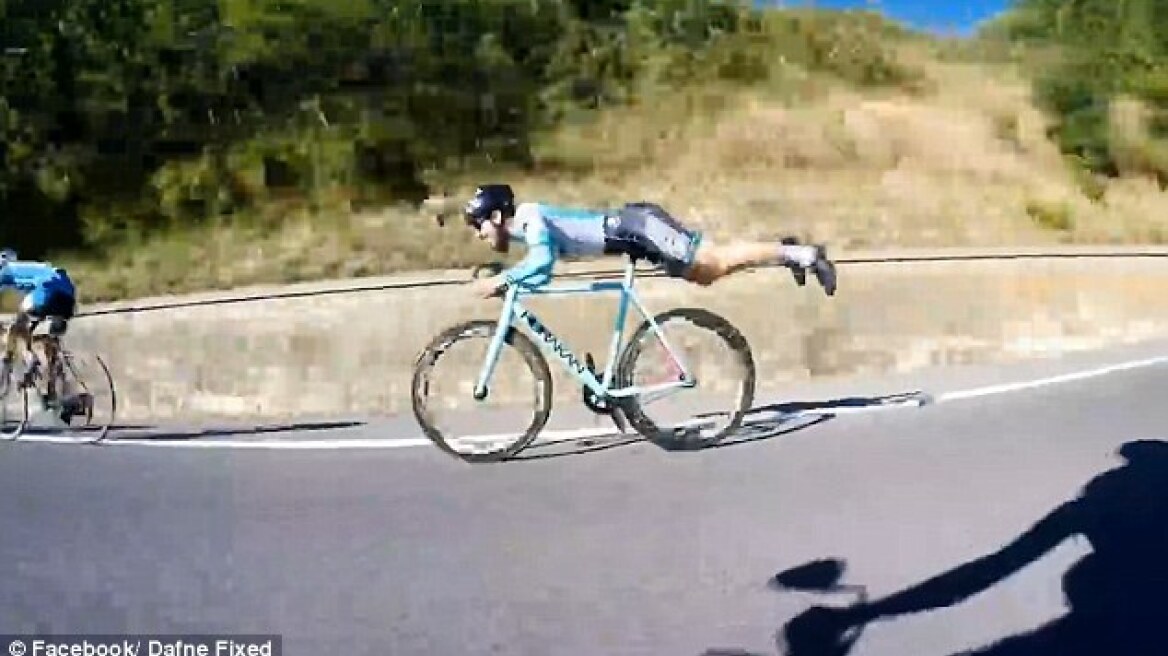 Βίντεο: Ποδηλάτης προσπερνά αλά Superman τους ανταγωνιστές του