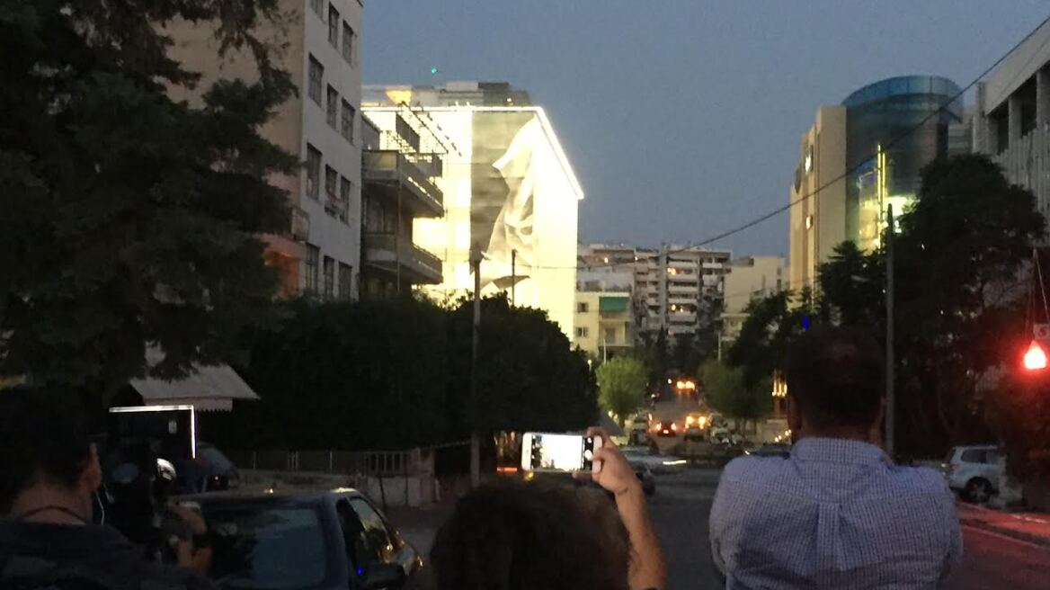 Θρίλερ με drones και ελικόπτερα πάνω από το κτίριο των τηλεοπτικών αδειών