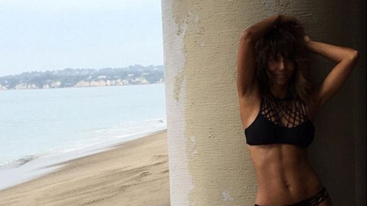 Η 50άρα Halle Berry αποχαιρετά το καλοκαίρι με ένα σέξι μπικίνι