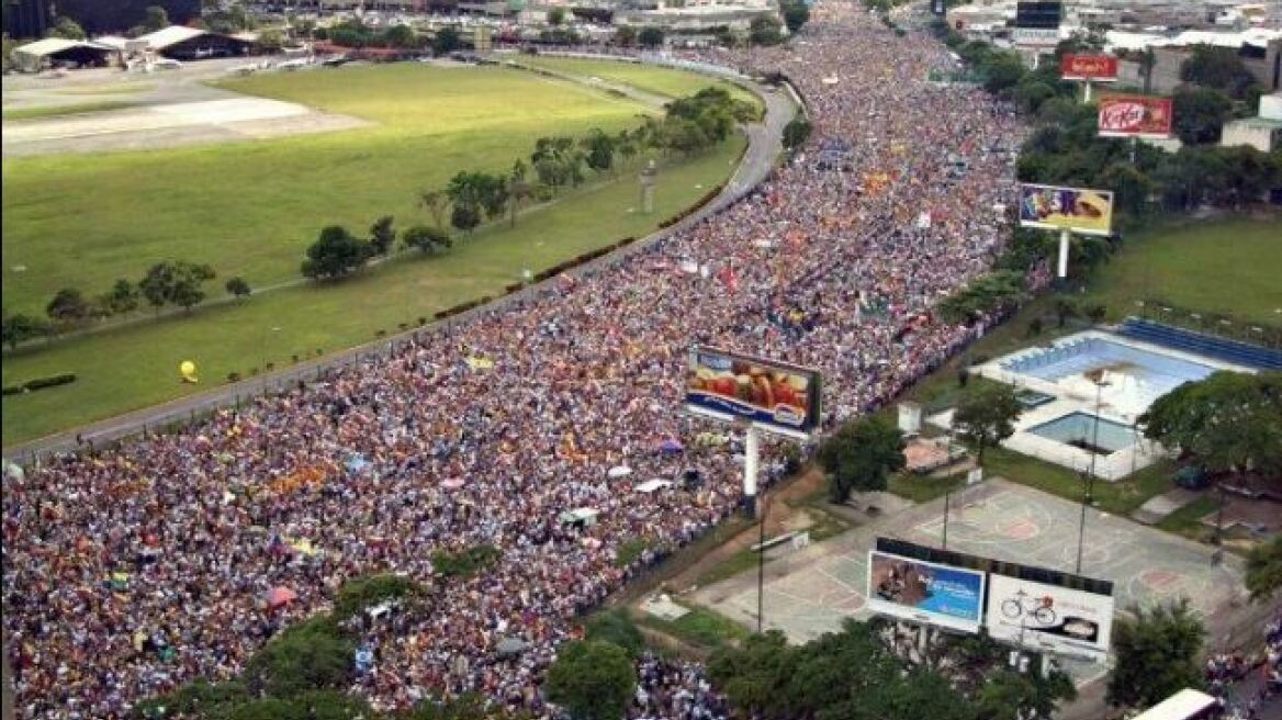 Στα πρόθυρα εμφυλίου και η Βενεζουέλα: Χιλιάδες διαδηλωτές  κατά του Μαδούρο