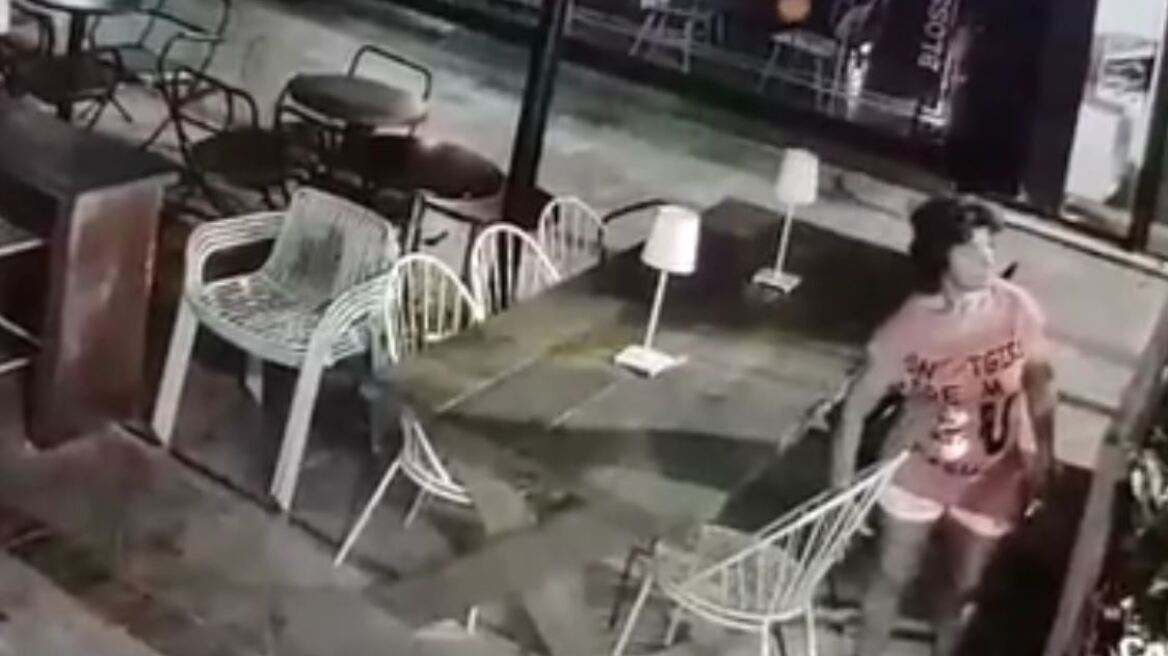 Βίντεο: Την έκαναν τσακωτή να «δανείζεται» καρέκλες από καφετέρια στην Καλαμάτα