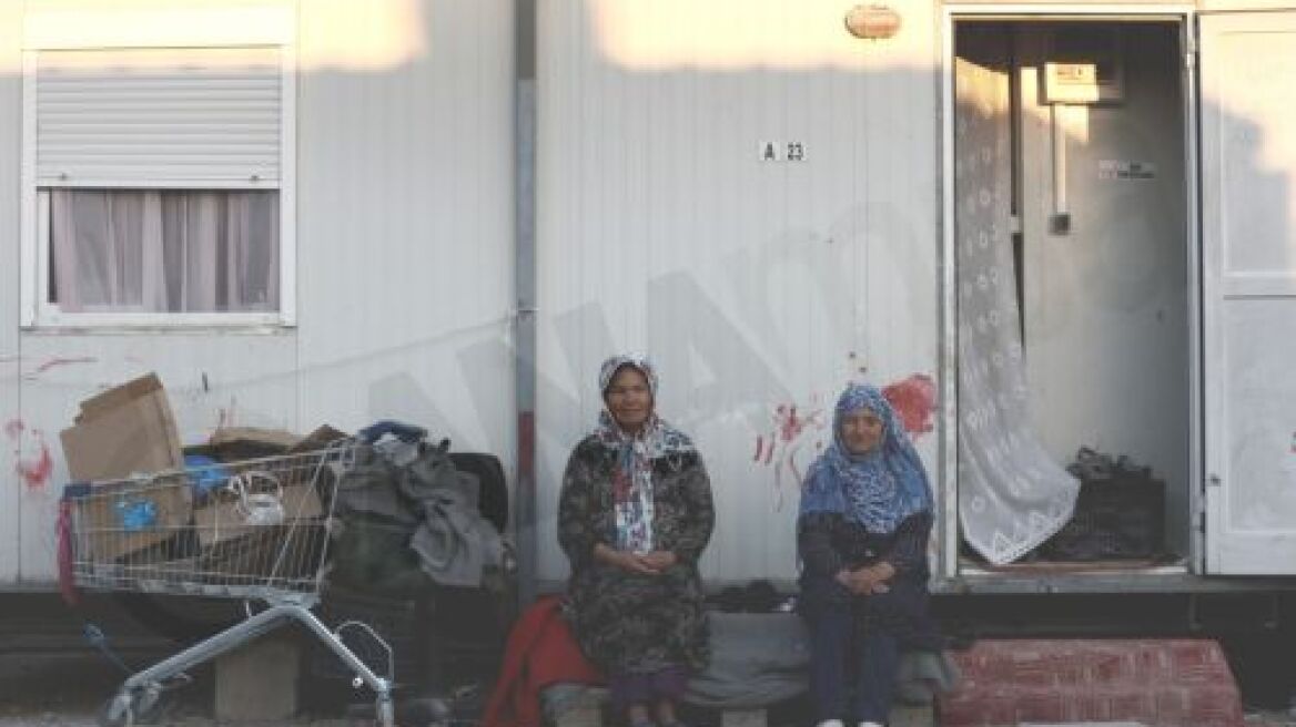 Έναν χρόνο μετά: Η ζωή έχει «παγώσει» στον Ελαιώνα για τους πρόσφυγες