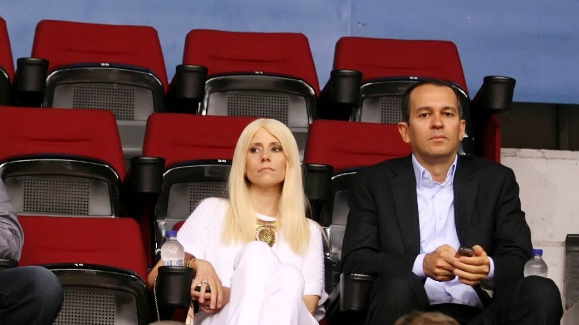 Θρήνος στον μπασκετικό Ολυμπιακό – «Έφυγε» στα 42 η γυναίκα του Γιώργου Αγγελόπουλου