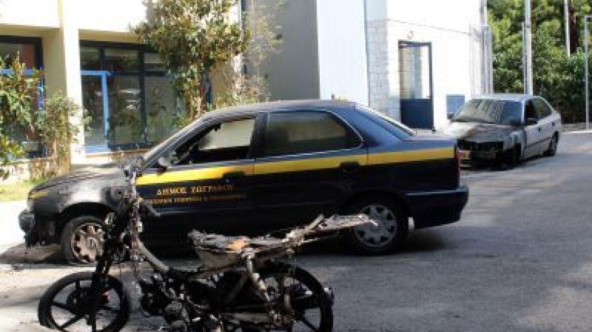 Πυρπόλησαν αυτοκίνητα και μηχανάκι σε δημοτικό πάρκινγκ στου Ζωγράφου