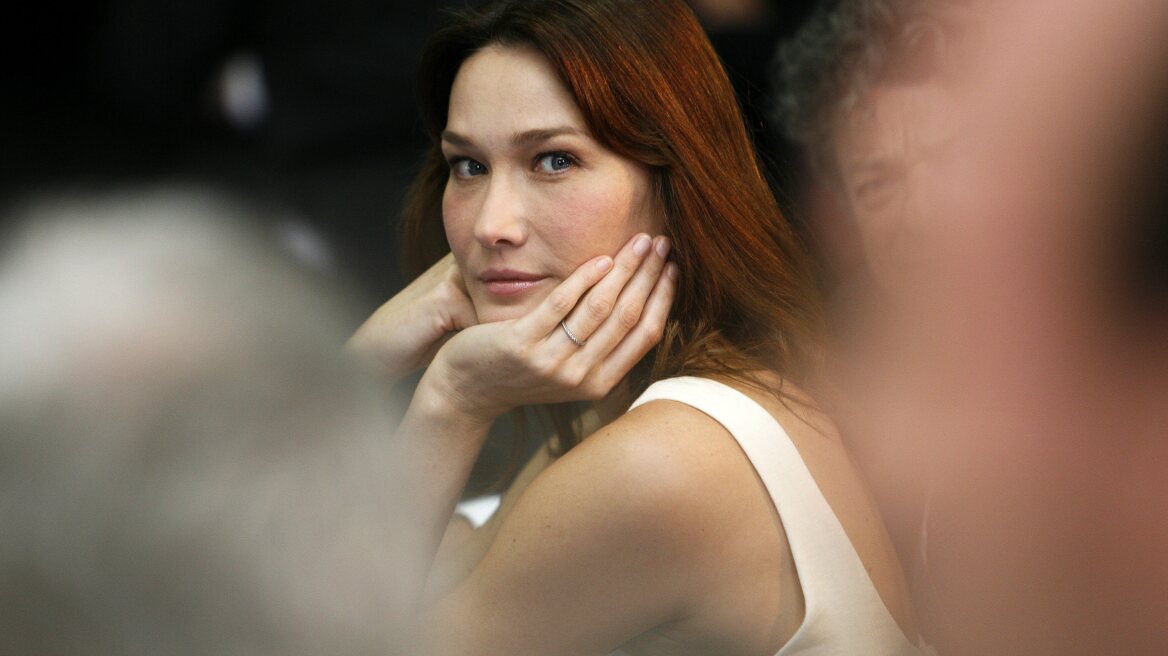 Η Κάρλα Μπρούνι τραγουδά για το Ελιζέ