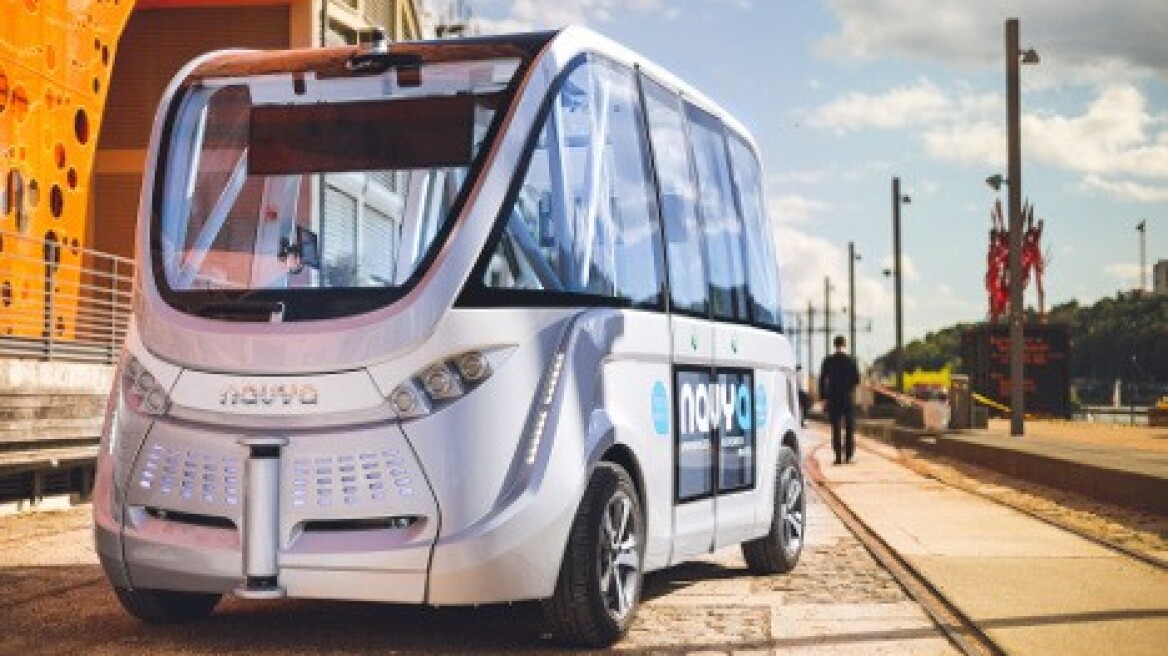 Driverless bus on Lyons streets (video)