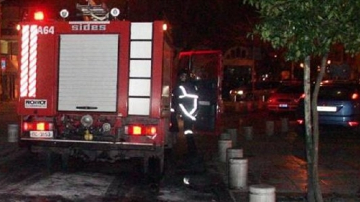 Πυρκαγιά σε εργοστάσιο επίπλων στα Καμίνια του Πειραιά