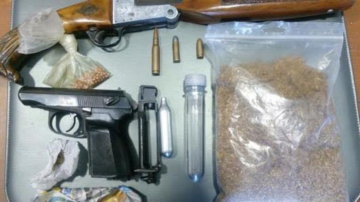 Βόλος: Ζευγάρι συνελήφθη με όπλα, ναρκωτικά και λαθραίο καπνό 