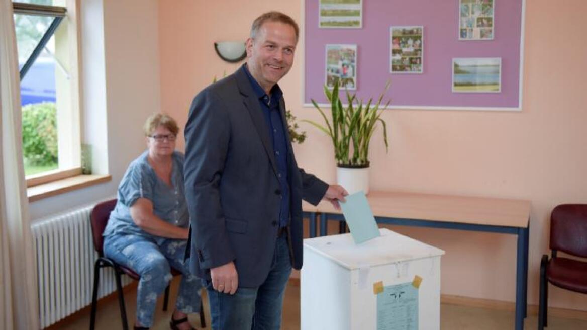  O ευρωσκεπτικιστής με το τζιν που απειλεί τη Μέρκελ 