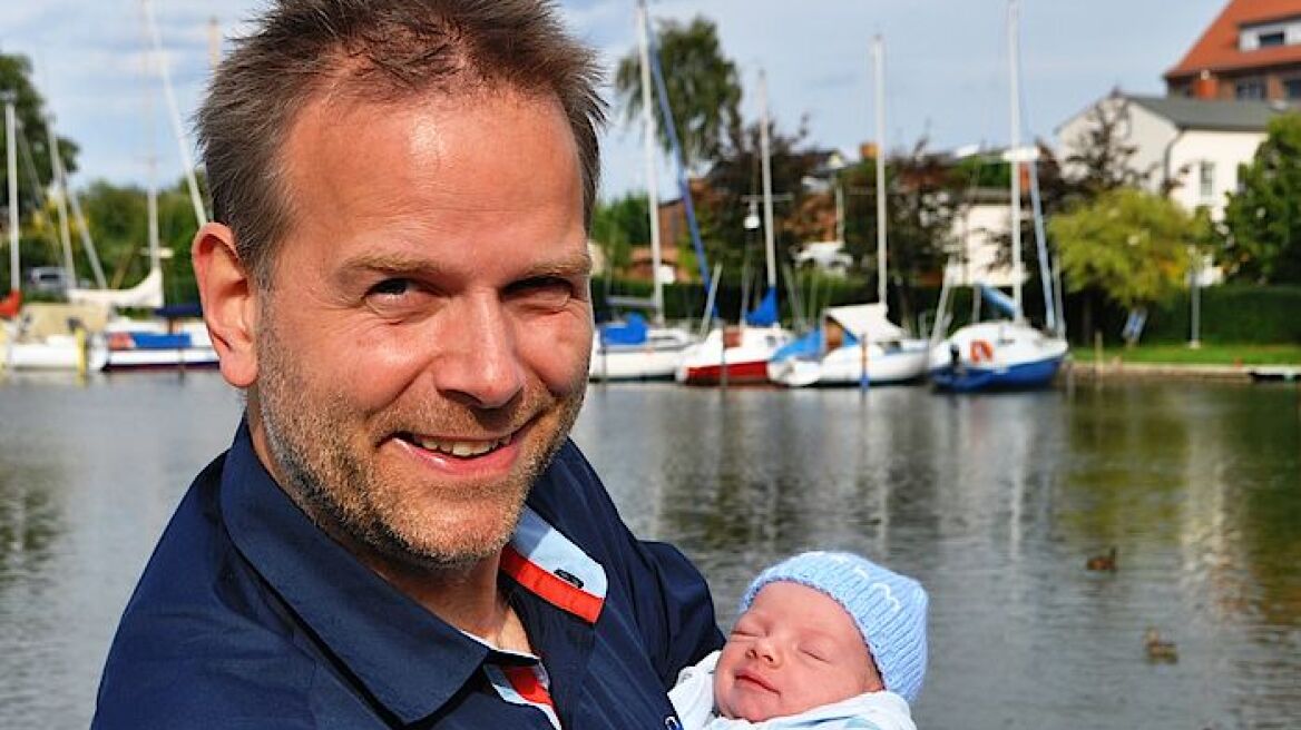 Λέιφ Έρικ Χολμ: Ο πρώην DJ που έκανε τη Μέρκελ να... παραμιλά