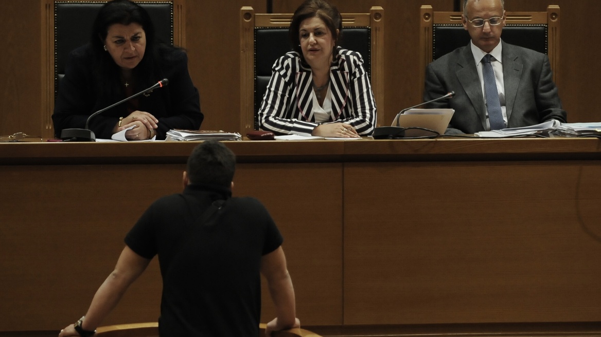 Aστυνομικός για δολοφονία Φύσσα: Τους φωνάζαμε να σταματήσουν, τι άλλο να κάναμε;