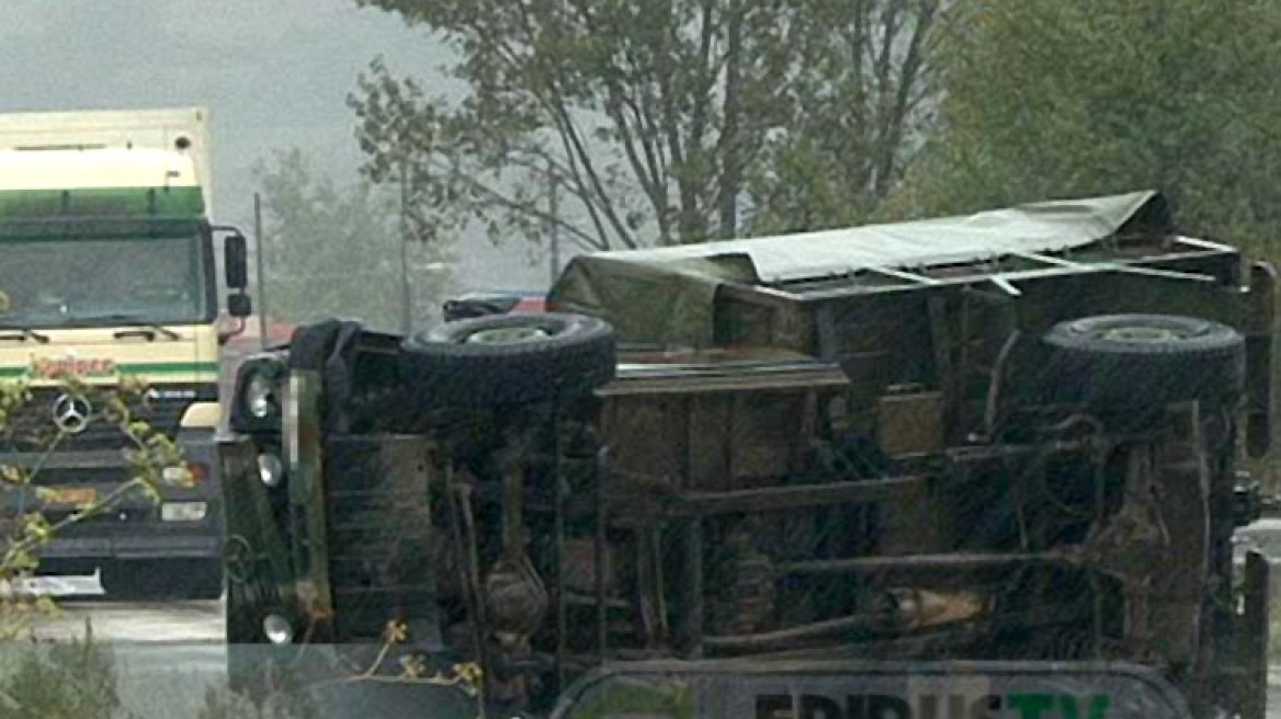 Βίντεο: Στρατιωτικό όχημα ανετράπη μετά από τροχαίο