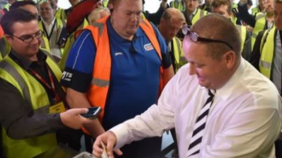 Δείτε τι έβγαλε από την τσέπη του ζάμπλουτος επιχειρηματίας