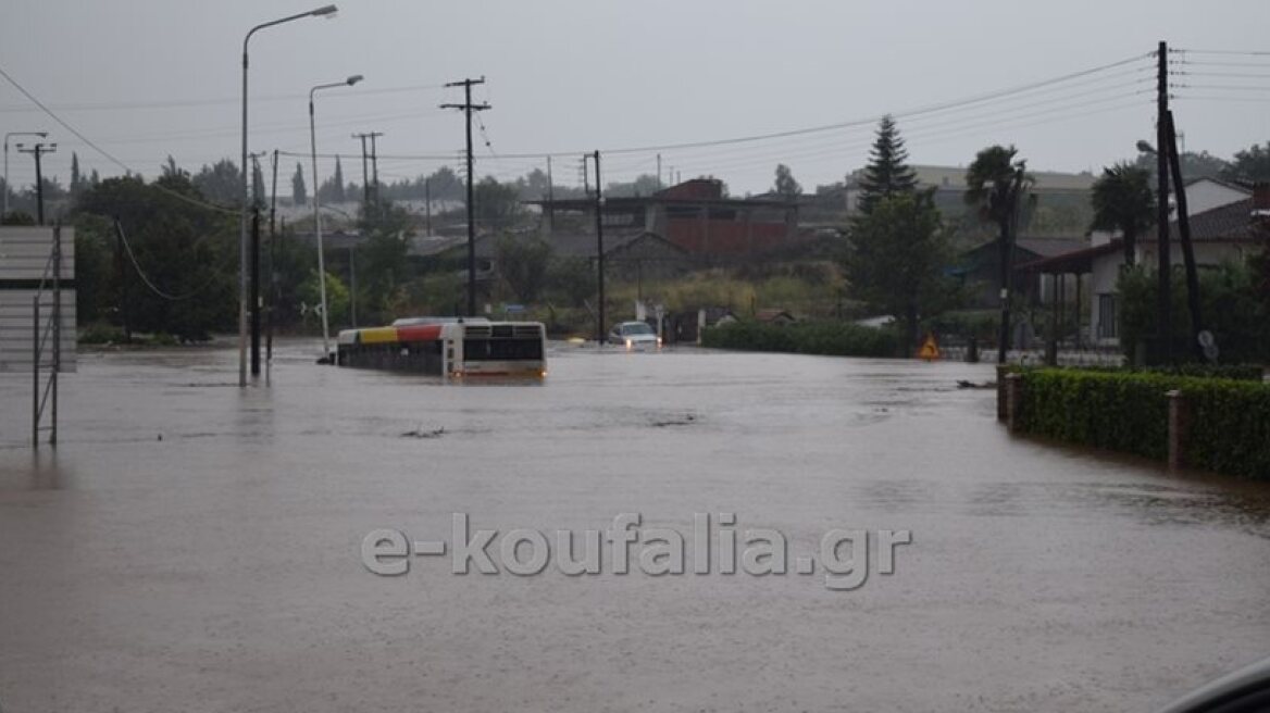 Passengers escape sinking bus (video)
