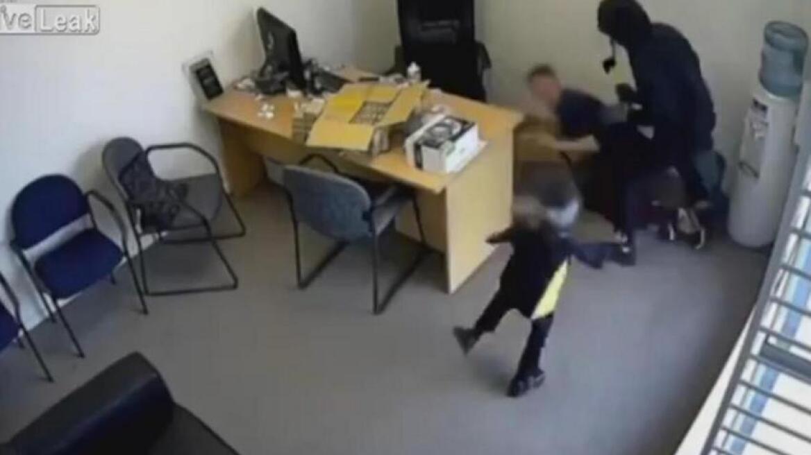 Βίντεο: Απίστευτη 6χρονη προσπαθεί να αφοπλίσει ληστή με τσεκούρι!