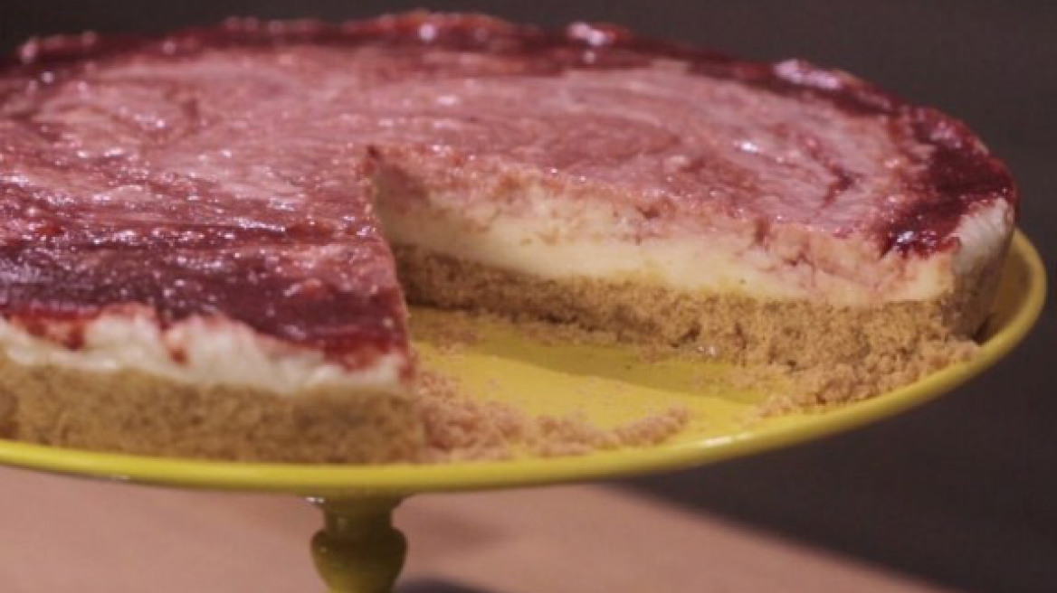 Τάρτα γιαουρτιού με φρούτα βανίλιες χωρίς ψήσιμο