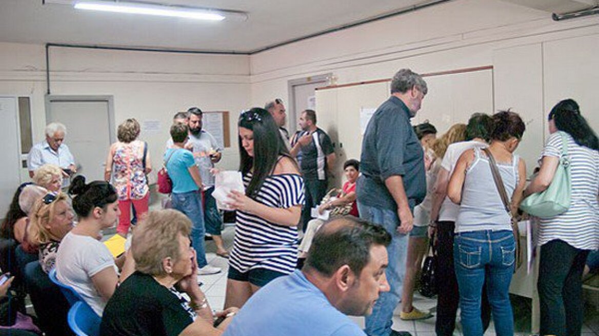 H φωτογραφία που έγινε viral: Κοιμήθηκε πάνω σε γραφείο στη ΔΟΥ Καλαμαριάς