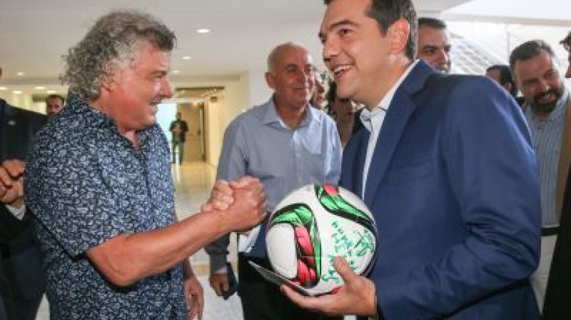Το δώρο του Βασίλη Χατζηπαναγή στον Τσίπρα