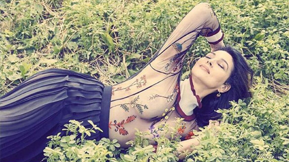 Η Μόνικα γυμνή σε μακροβούτια!